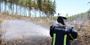 antalya-itfaiyesi-nden-orman-yanginlarina-mudahale-1751098481-490_large.webp.webp