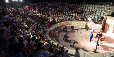 efes-selcuk-ta-sanat-ve-dayanisma-amfi-tiyatro-sahnesinde-1751091193-772_large.webp.webp