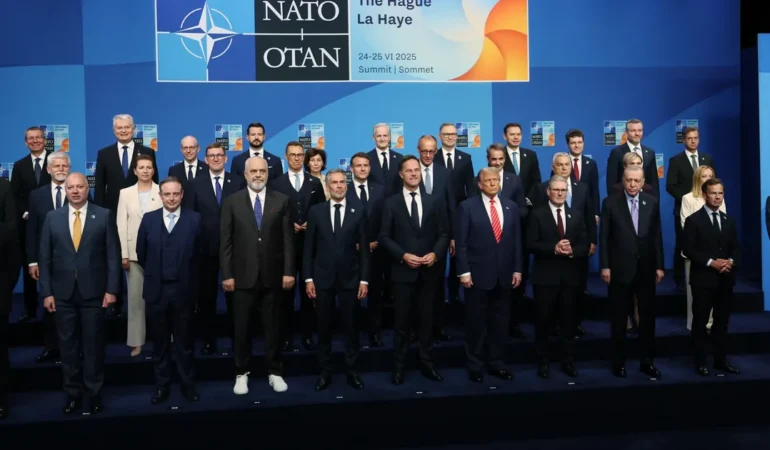 NATO Zirvesi’nde Aile Fotoğrafı Çekildi!