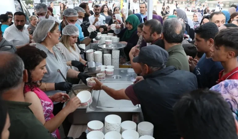 Diyarbakır’da 20 Bin Kişiye Aşure İkramı!