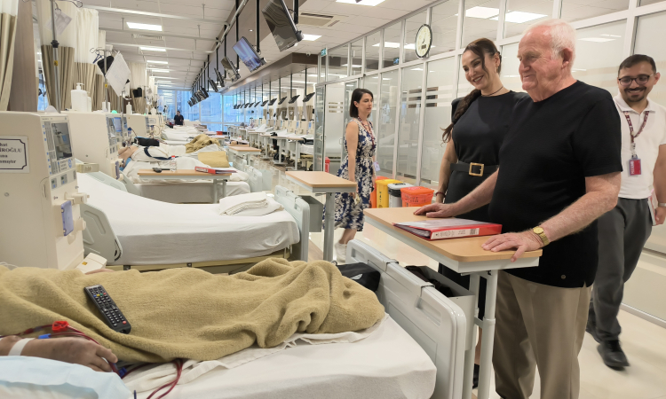 Eylem Şenkal’dan Diyaliz Hastalarına Moral Ziyareti