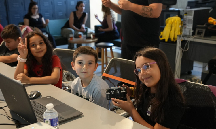 İzmir’de Çocuklar Robotlarla Yarıştı!