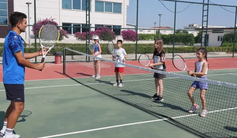 Döşemealtı’nda Ücretsiz Tenis Kursu Başladı!