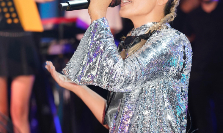 Demet Akalın, Kemer’de Coşkulu Bir Konser Verdi