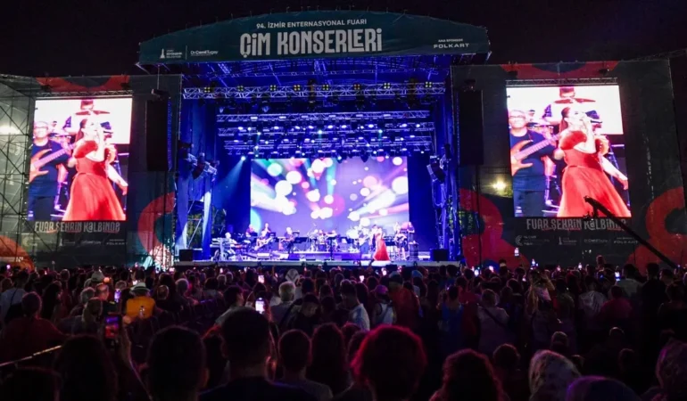 Candan Erçetin, İzmir’de Coşkulu Bir Konser Verdi!