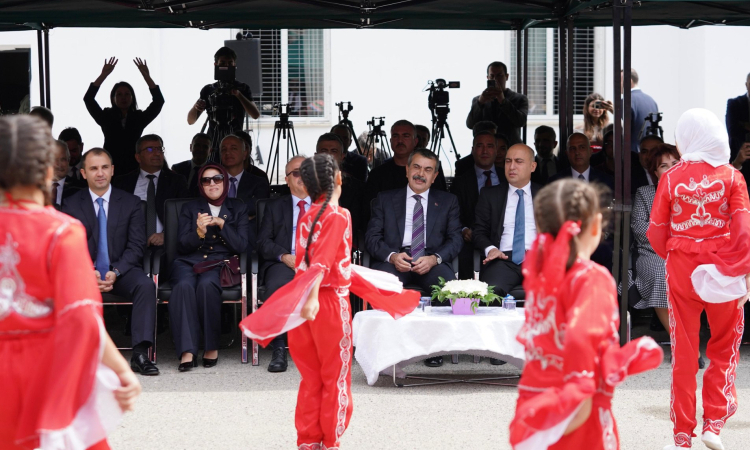 Yusuf Tekin’den Azerbaycan’da Eğitim Vurgusu