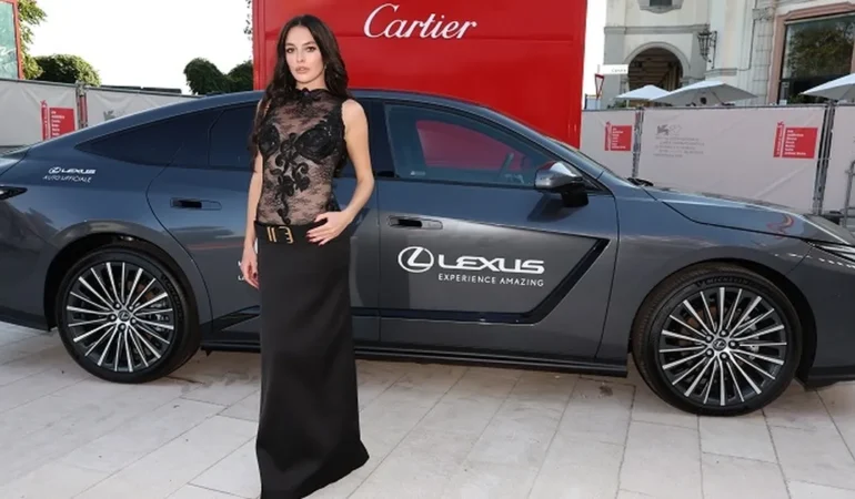 Melis Sezen, Venedik Festivali’nde Göz Doldurdu