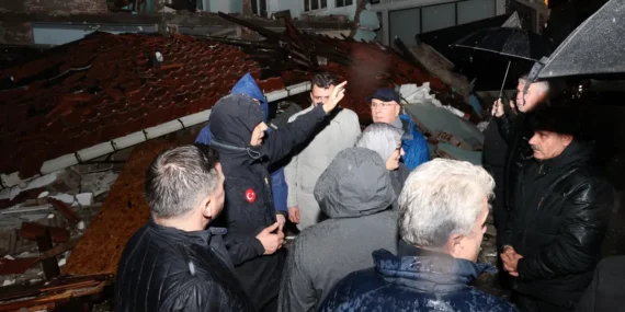 6-1-lik-deprem-sonrasinda-bakan-yerlikaya-sahada-1761634017-504_large.webp.webp