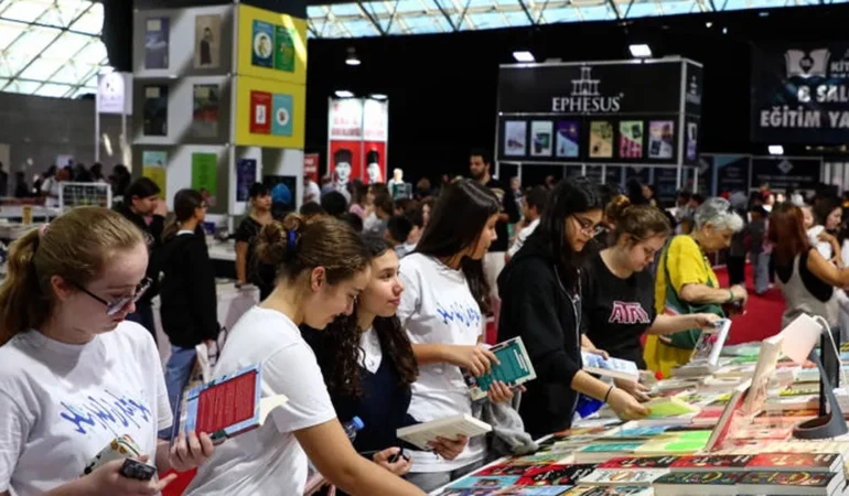 Antalya Kitap Fuarı: Edebiyat Şöleni Devam Ediyor!
