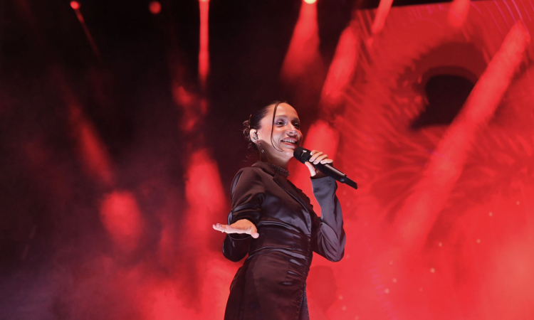 Yağmura Rağmen Coşku: Zeynep Bastık Bursa’da!