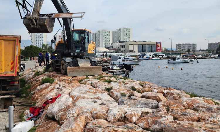 İzmir’de İzinsiz Iskeleler Yıkılmaya Başladı!