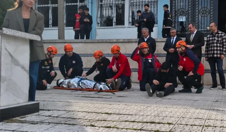 Öğrenciler Deprem Tatbikatıyla Hayata Hazır!