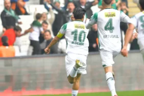 bursaspor-son-dakika-goluyle-2-1-kazandi-zirveye-bir-adim-kaldi-1762094270-580_large.webp.webp