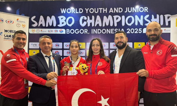 ceylin-ve-kardelen-judoda-istikbal-vaat-ediyor-18-1763709292-400-x750.jpeg