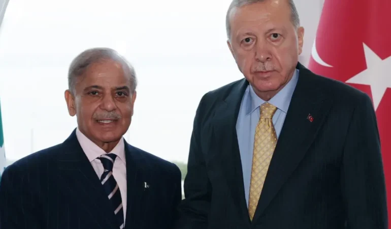 Erdoğan, Pakistan Başbakanı ile Bakü’de Görüştü