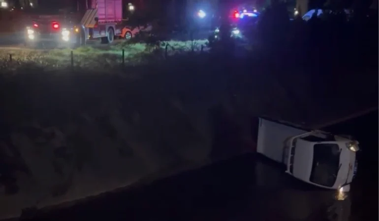 Alkollü Sürücünün Kamyoneti Su Kanalına Devrildi!