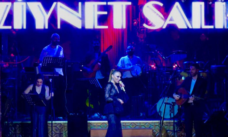 Ziynet Sali, Çapa Pera’da Unutulmaz Bir Gece Yaşattı!