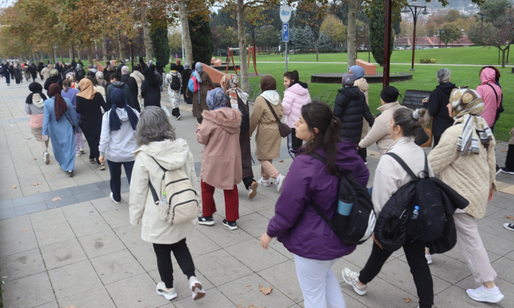 İzmit’te Kadınlar Sağlıklı Yaşam İçin Yürüdü!