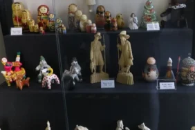 rus-sanatcidan-oyuncak-muzesi-ne-33-parcalik-bagis-1763565521-325_large.webp.webp