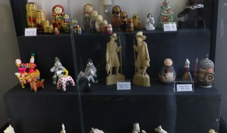 Rus Sanatçının Antalya’ya Oyuncak Bağışı