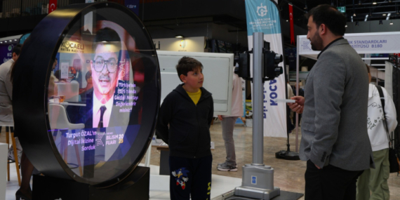 turgut-ozal-hologram-yontemiyle-bilisim-fuarinda-2-1763901575-40-x750.jpeg