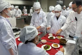 japon-sefler-turk-yemeklerini-ogrenerek-mezun-olacak-1764515010-435_large.webp.webp