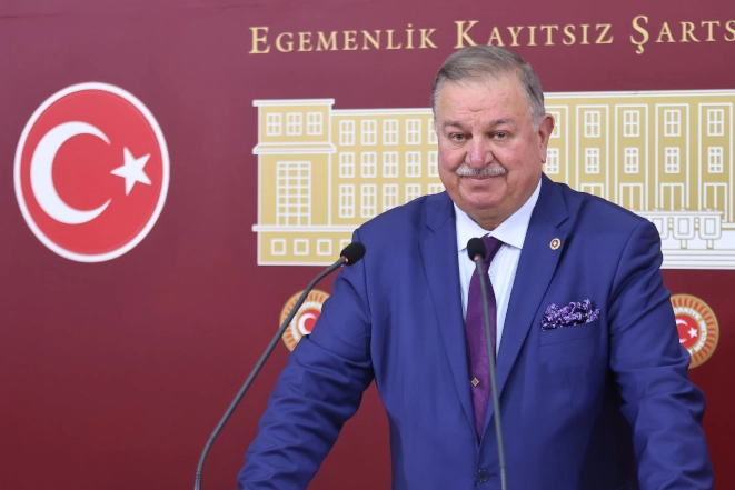 Bekin’den Trump’a Sert Tepki: İran’a Müdahale Yok!